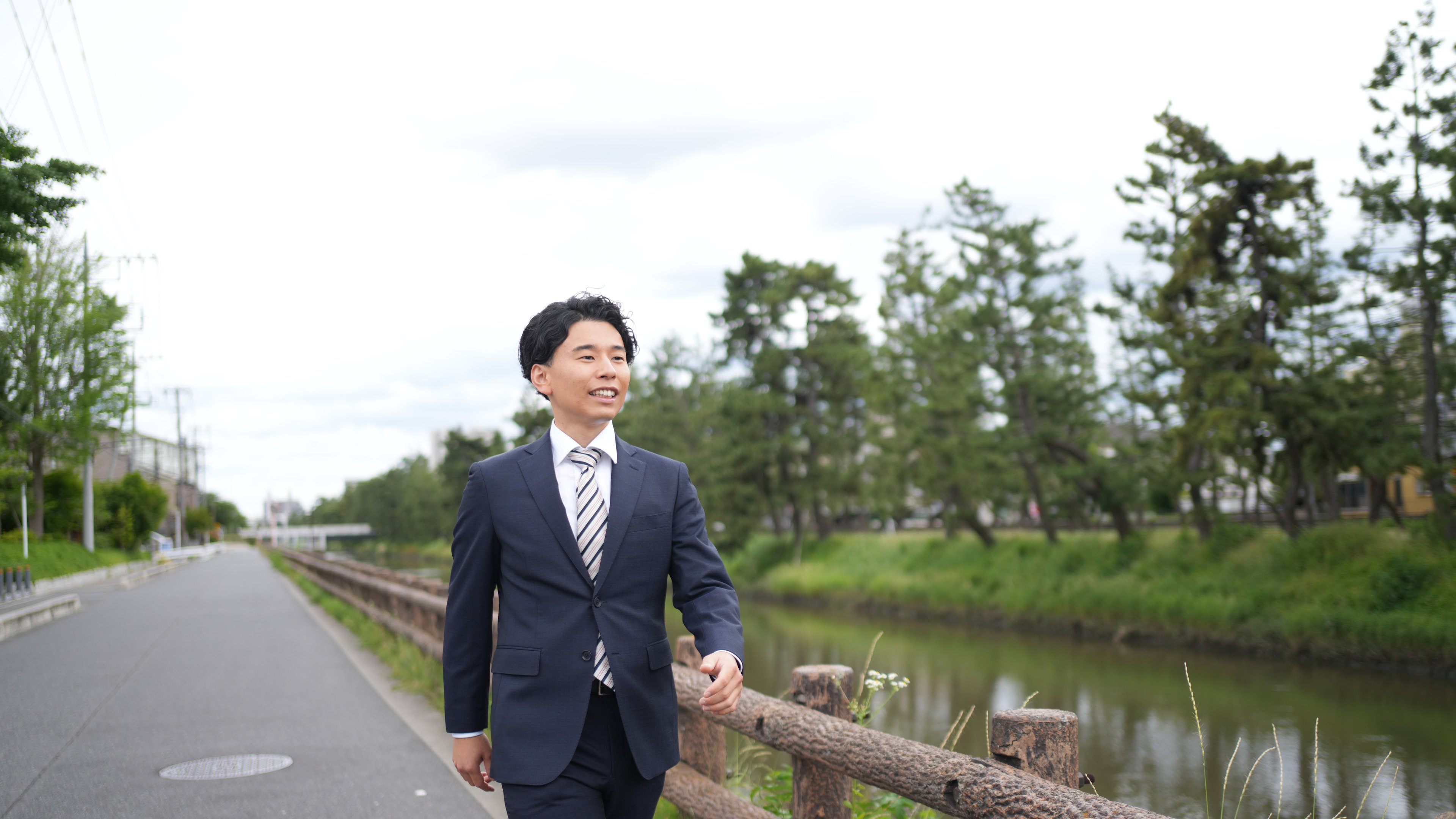 草加松原の遊歩道を歩くよしなが一輝